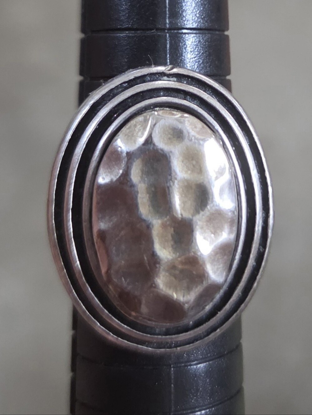 Premier Designs Momentum Ring Size 8 Retired Silvertone Hammered Statement - Picture 4 of 5